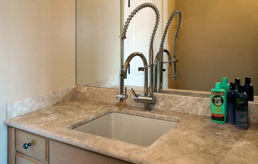 洗手间台面板设计 石材与不锈钢/木材的结合