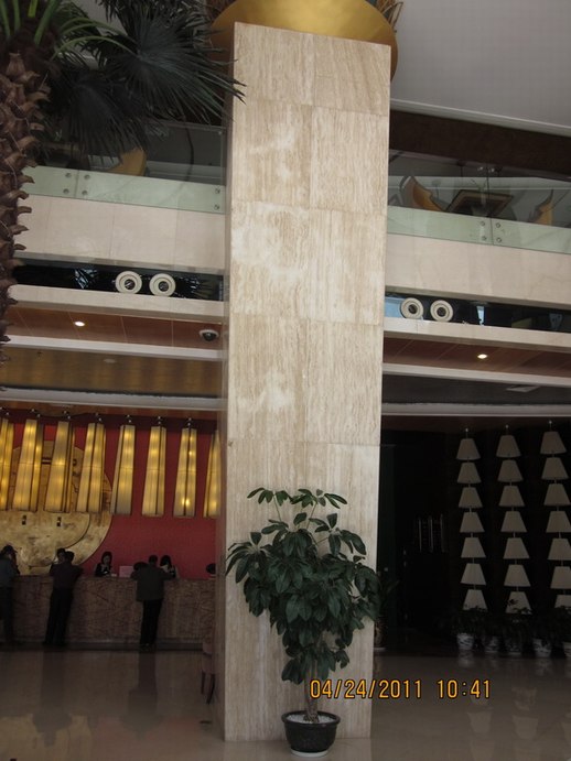 酒店大厅的罗马洞石方柱设计