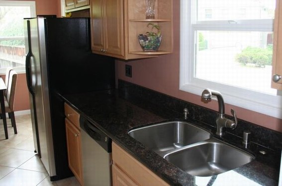 花岗石英国棕应用于厨房台面板