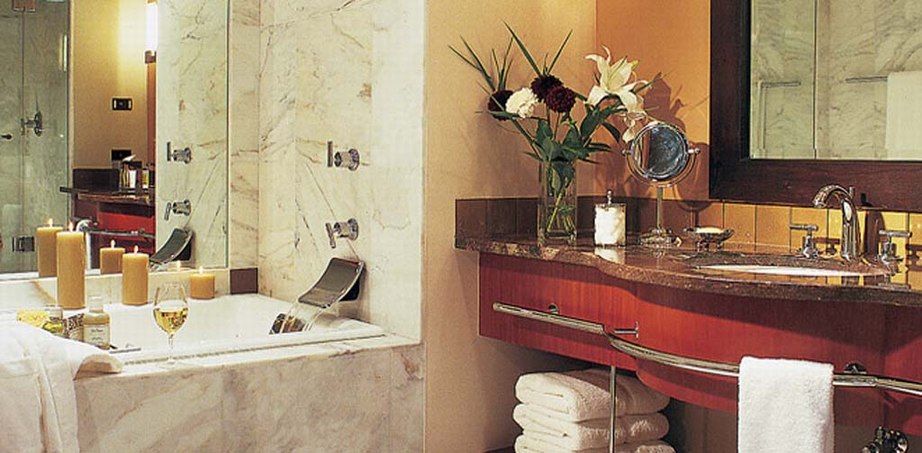 棕色石材台面板，白色石材浴缸基座 棕色石材台面板，白色石材浴缸基座图片