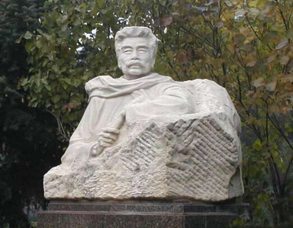 鲁迅石雕像图片