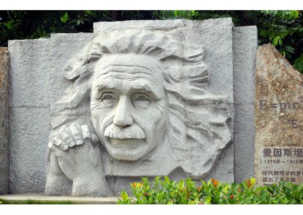 爱因斯坦石雕_爱因斯坦雕像(图片)