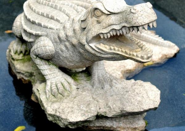 雕刻鳄鱼_鳄鱼石雕(图片)